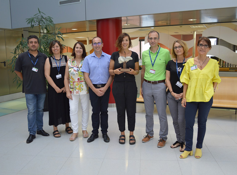 Marta Salvador, al centre, guanyadora del segon Concurs d'Escultura de Serveis de Salut Integrats del Baix Empordà. (Foto: SSIBE).