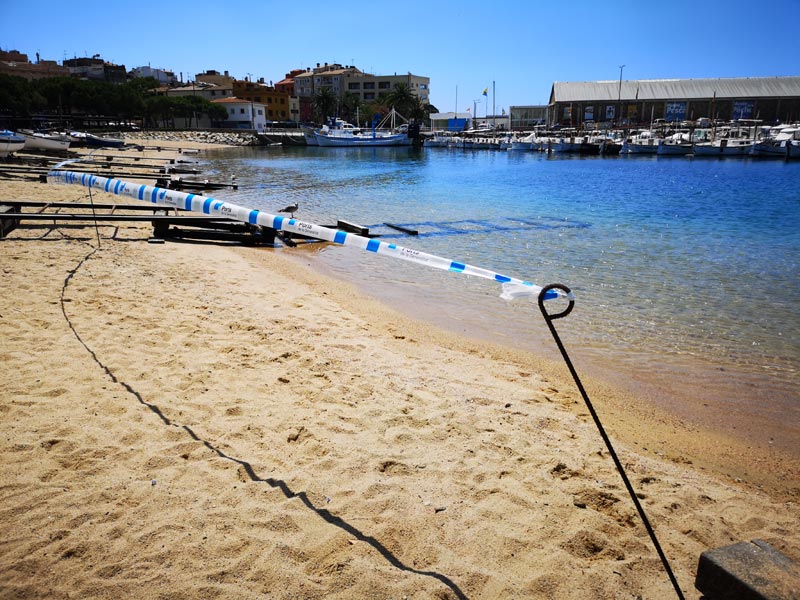 El racó de la platja Gran tancat, aquest matí. (Foto: Ajuntament de Palamós)