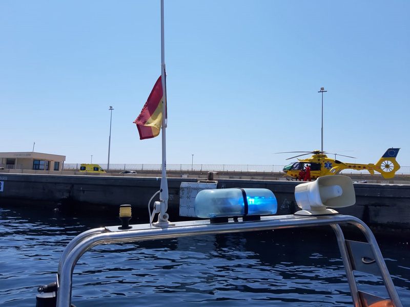 L'helicòpter del SEM al port de Palamós, vist des de l'embarcació S'Alguer. (Foto: Policia Local de Palamós).