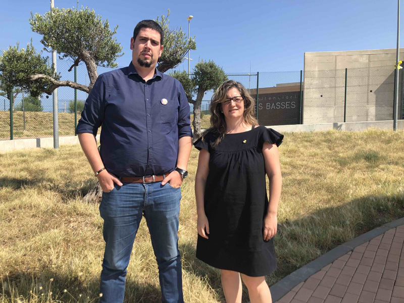 Maria Puig, acompanyada del vicepresident Pau Presas, davant la presó del Puig de les Basses a Figueres.
