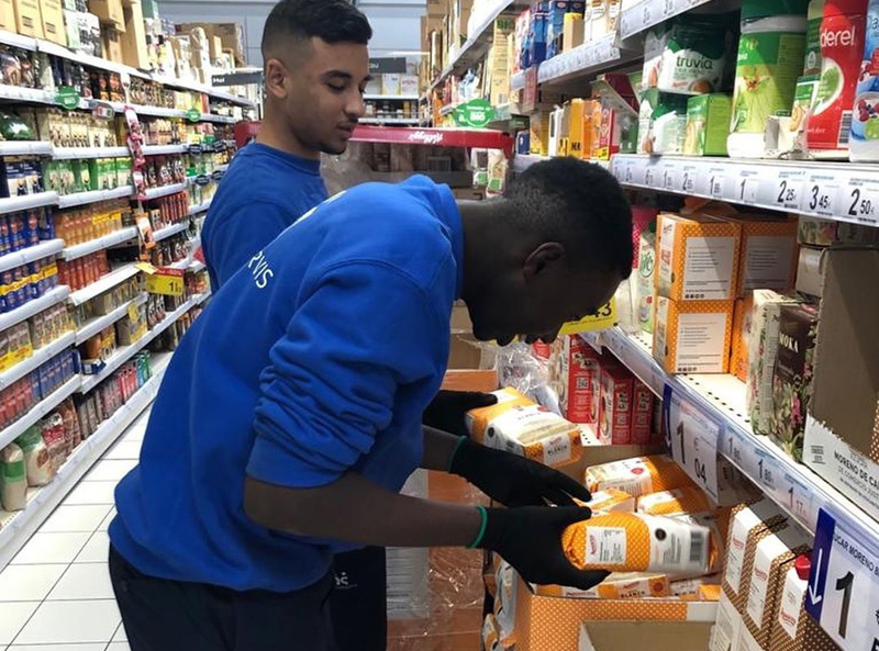 Dos joves fent pràctiques en un supermercat. (Foto: Start Noves Oportunitats).