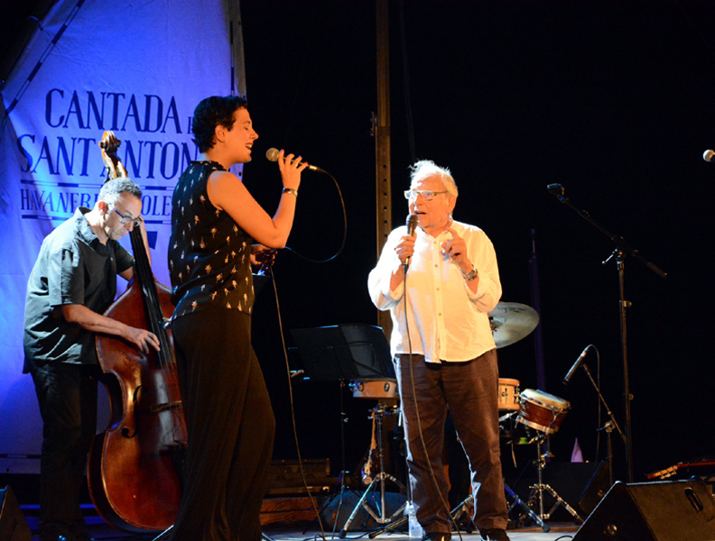 La Cantada va homenatjar Josep Bastons, a l'esquerra, interpretant un tema.