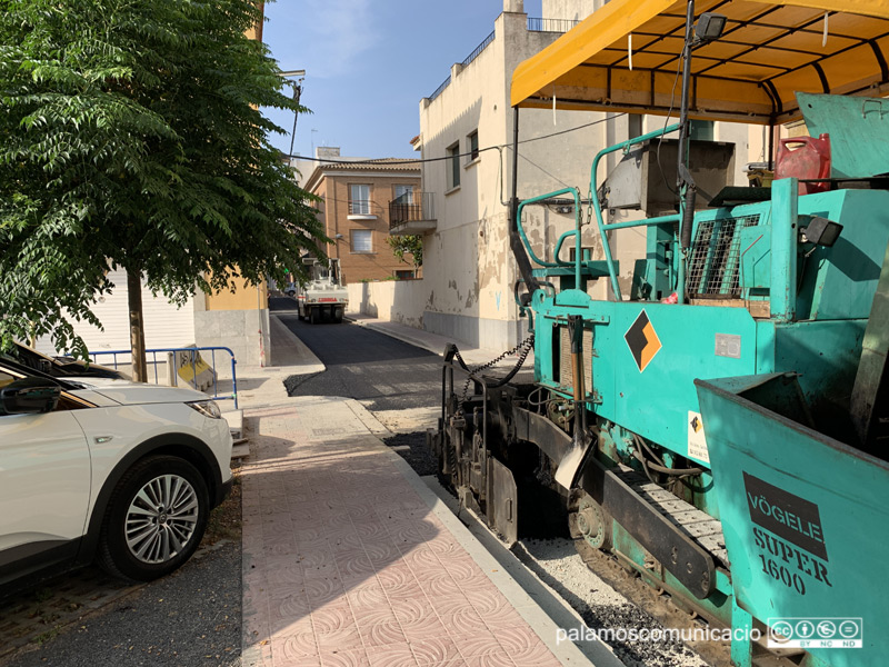 Maquinària asfaltant el carrer de Carmel, aquest matí.