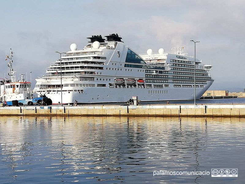 El Seabourn Encore amarrat aquest matí al Port de Palamós.