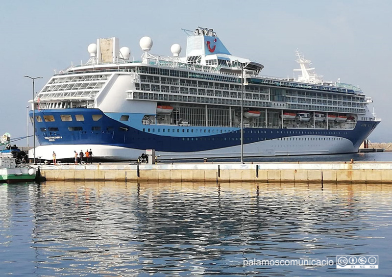 El Marella Discovery 2, amarrat aquest matí al port de Palamós.