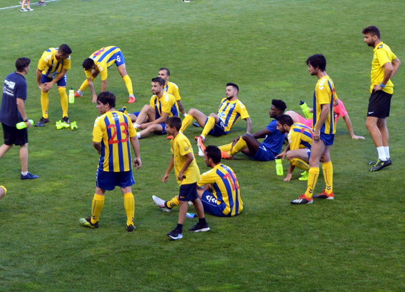 Els jugadors del Palamós CF fent estiraments després del partit de diumenge passat amb l'Al-Sadd. (Foto: Sergi Cortés).