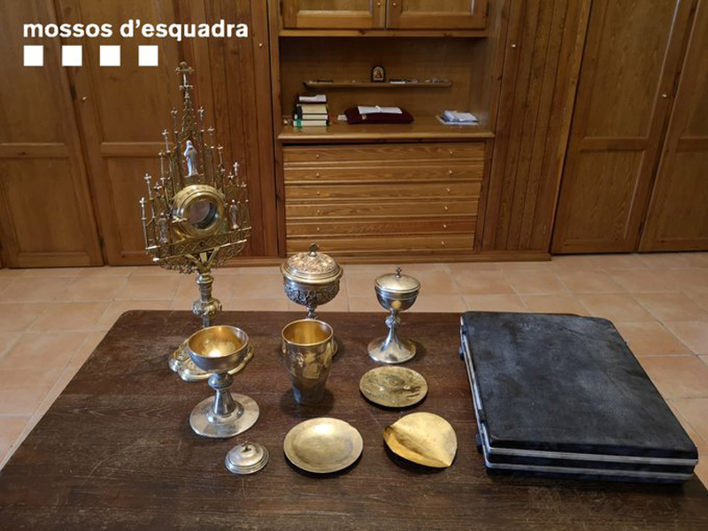Alguns dels objectes litúrgics robats a les esglésies de Calonge i Sant Antoni (Foto: Mossos d'Esquadra).