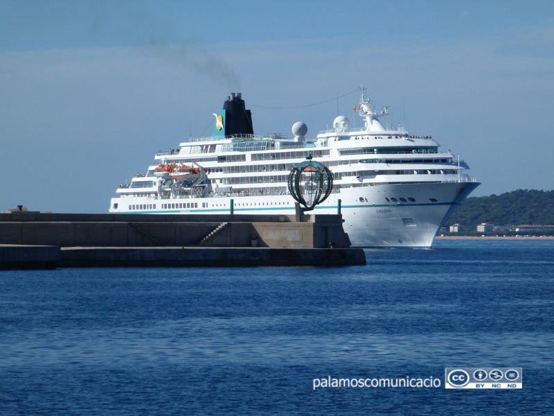 Un creuer turístic al port de Palamós en una imatge d'arxiu.