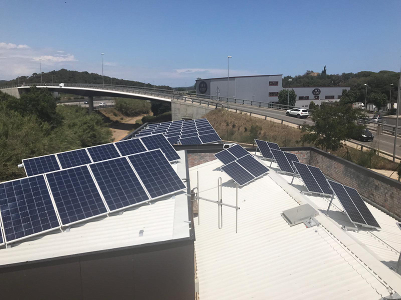 Aigües de Palamós ha instal·lat 64 panells solars a la coberta de l'estació de Can Cándido. (Foto: Aigües de Palamós).