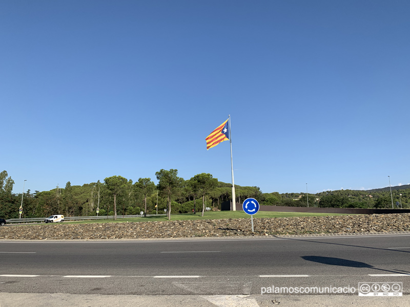 L'estelada del giratori del Mas Gorgoll, aquest matí.