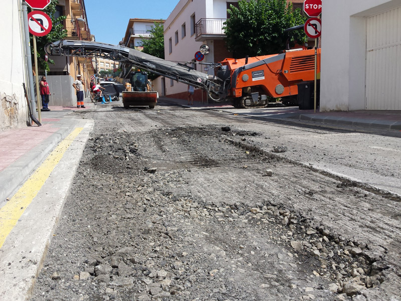 Feines d'asfaltatge al carrer de Xaloc, malmès per les pluges del passat mes de juliol. (Foto: Ajuntament de Palamós).