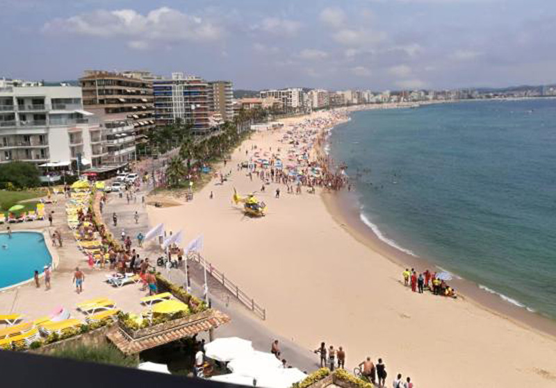 Els dispositiu d'emergències desplegat aquest migdia a la platja de Torre Valentina. (Foto: Diari de Girona).