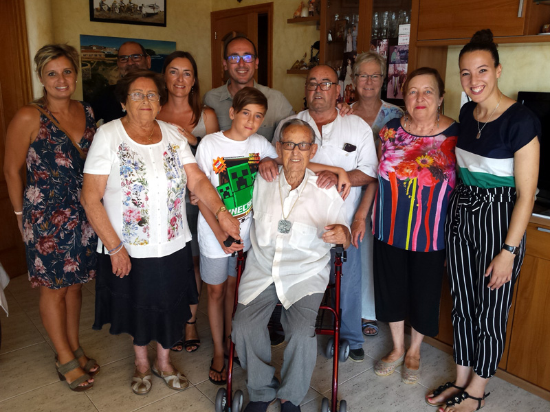 En Ramon Martí va rebre ahir la visita de l'alcalde, Lluís Puig i de les regidores Laura Lafarga i Chaymae Mechaal. (Foto: Ajuntament de Palamós).