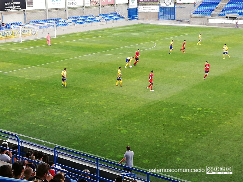 Un moment del partit jugat ahir entre el Palamós CF i la UE Olot. 