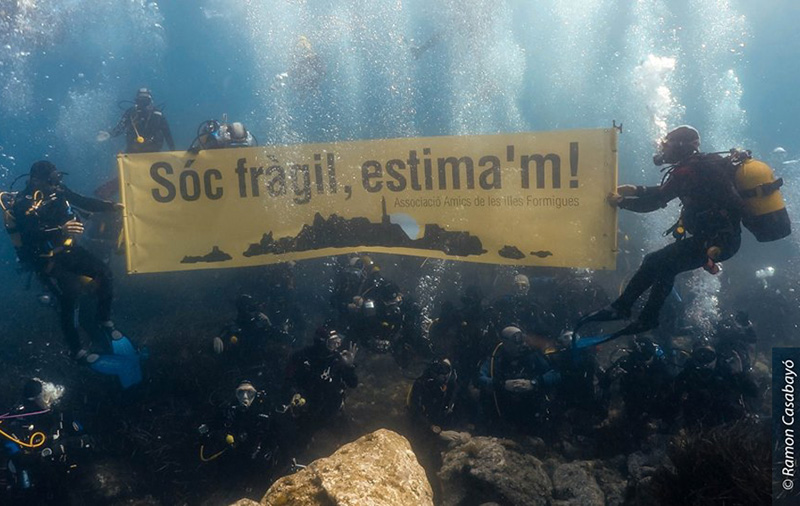 Manifestació submarina per la protecció de les illes Formigues. (Foto: Ramon Casabayó - Associació Illes Formigues).