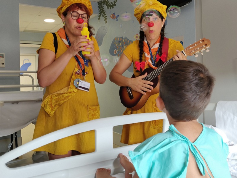 Les pallasses de Tirita Clown en una habitació de l'hospital de Palamós. (Foto: SSIBE).