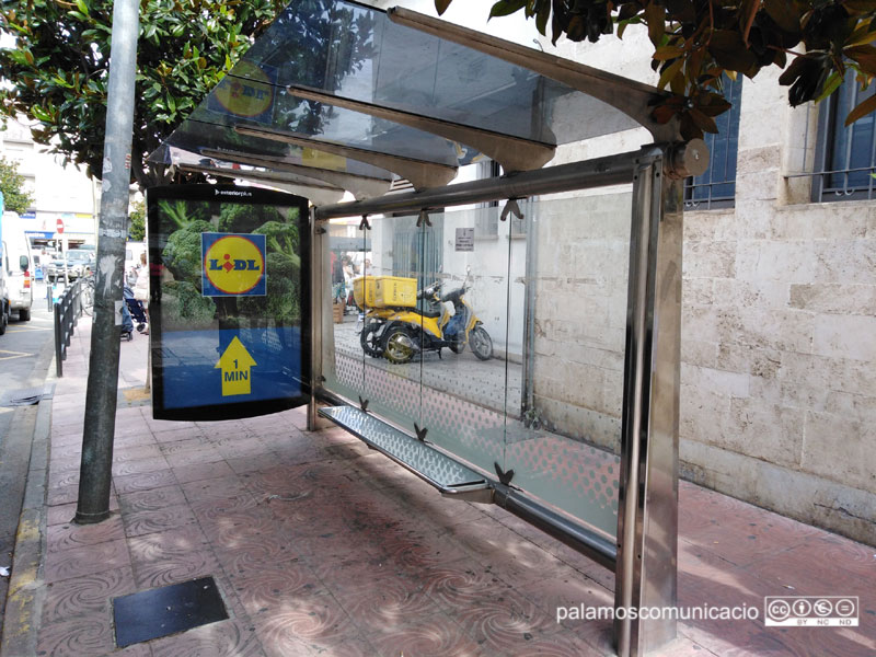 La marquesina de bus situada a l'avinguda de Catalunya.