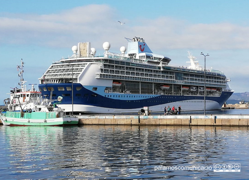 El Marella Discovery 2 amarrat aquest matí al port de Palamós.