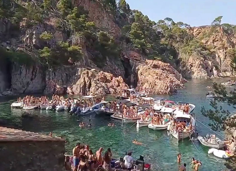 Festa d'embarcacions a prop del Cap Roig. (Foto: Twitter Mariona Roca).