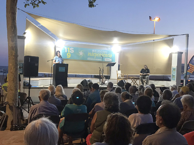 Acte de l'ANC a Palamós amb la presidenta de l'entitat, Elisenda Paluzié, el divendres passat. (Foto: ANC Palamós).