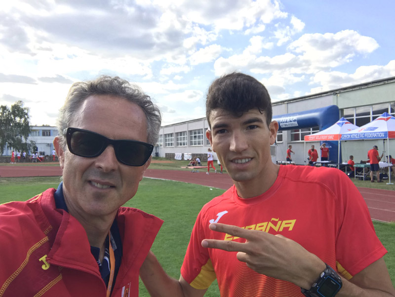 Adel Mechaal amb el seu entrenador, Antonio Serrano. (Foto: Twitter Antonio Serrano).