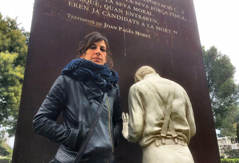L'escultora Tània Font, al costat del memorial del cementiri de Sant Joan. (Foto: Joan Trillas-El Punt Avui).
