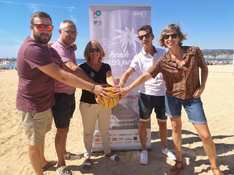 Presentació del Beach Water Polo Costa Brava, aquest matí a la platja Gran. (Foto: Ajuntament de Palamós).