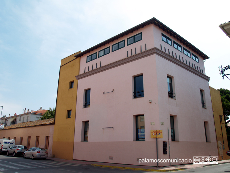 Les inscripcions pels cursos s'han de fer a la Casa Muntaner, a la imatge.