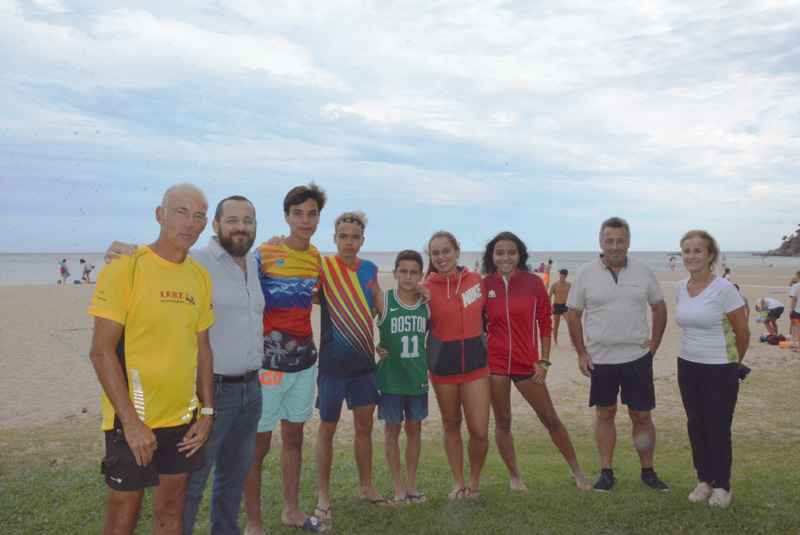 Alguns dels participants de la Copa Catalunya de Tennis Platja, amb l'alcalde de Calonge i Sant Antoni, Miquel Bell-lloch. (Foto: Ajuntament de Calong