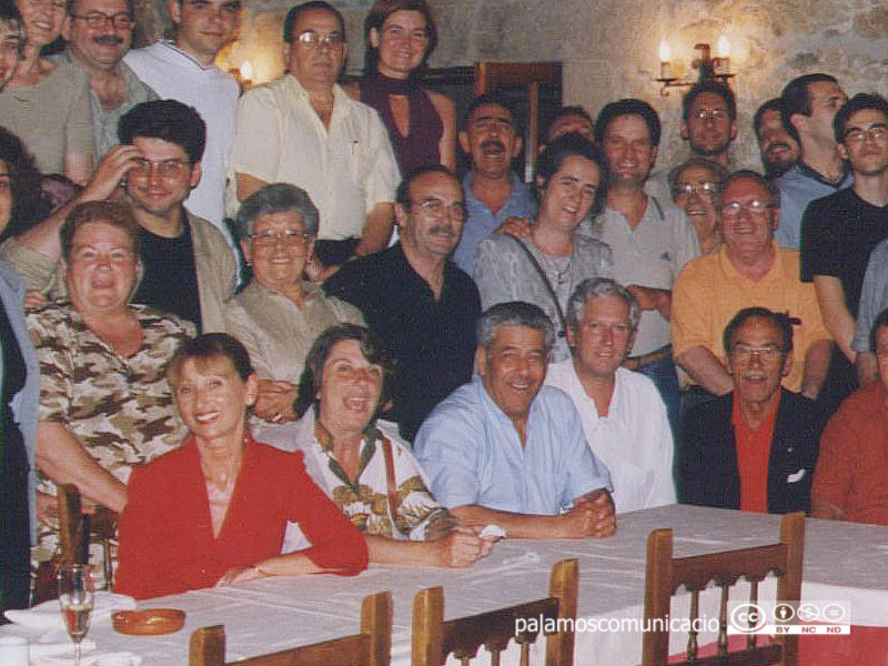 Salvador Andrés, al centre de la imatge amb samarreta fosca, en el sopar de col·laboradors de la  temporada 2001-2002.