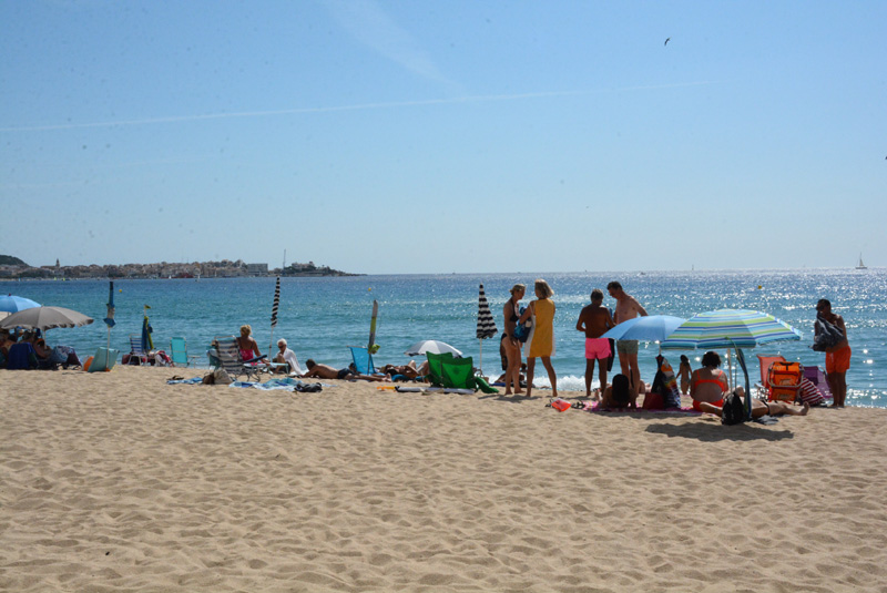 Banyistes a la platja de Sant Antoni. (Foto: Ajuntament de Calonge)