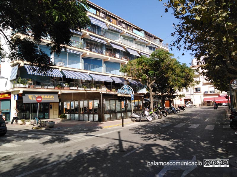 Activitat comercial i de restauració al passeig del Mar de Palamós.