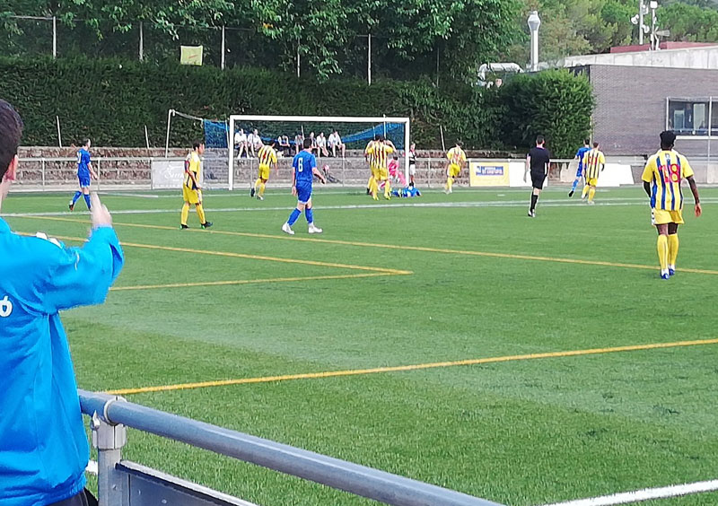 Un moment del partit amistós Bescanó-Palamós. (Foto: CE Bescanó).