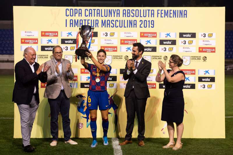 La capitana del Barça, Vicky Losada, aixeca el trofeu de la Copa Catalunya. (Foto: Federació Catalana de Futbol).