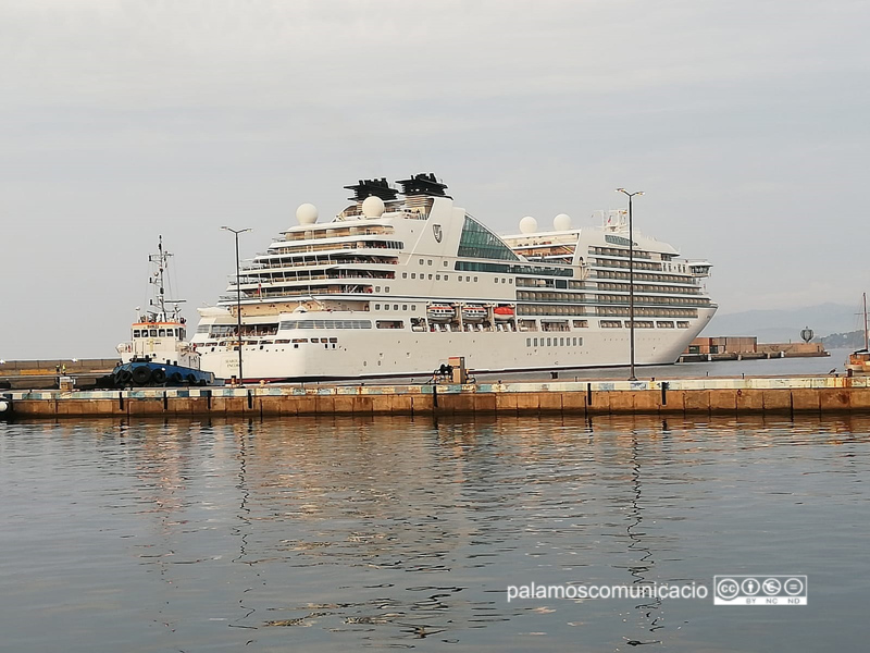 El Seabourn Encore amarrat aquest matí al port de Palamós.