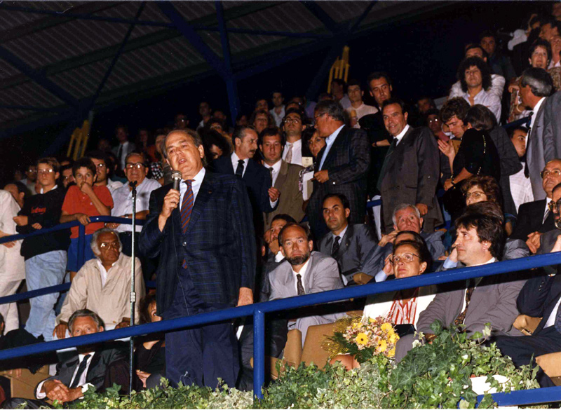 L'aleshores president de la Generalitat, Jordi Pujol, el dia de la inauguració de l'Estadi, davant la mirada del llavors president del club, Emili Cab