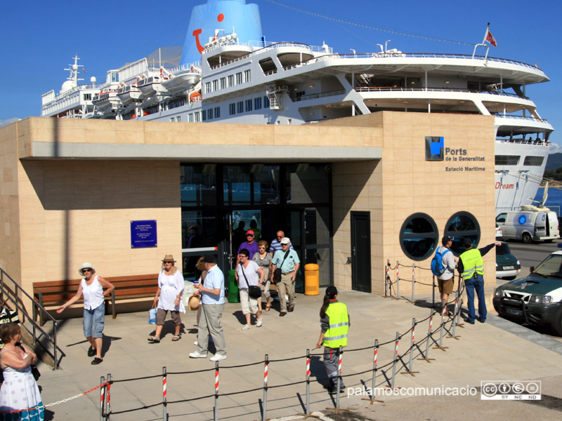 Activitat de desembarcament de passatgers al port de Palamós.