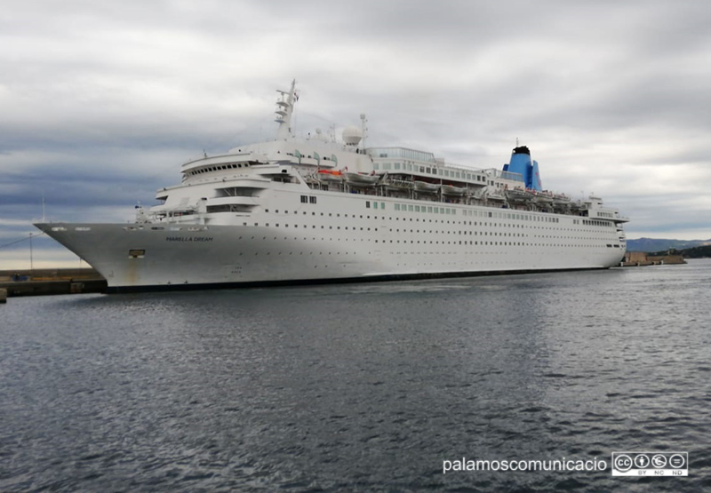 El Marella Dream amarrat al port de Palamós, aquest matí.