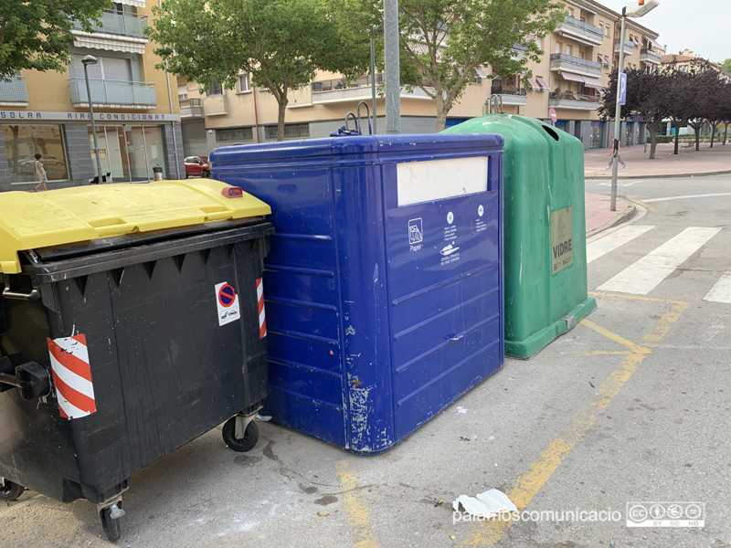 Contenidors de residus, entre ells i un de paper i de vidre,  al carrer d'Enric Vincke.