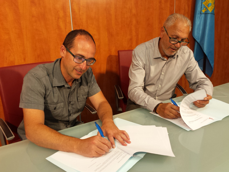 L'alcalde de Palamós, Lluís Puig i el representant de l'empresa gestora de l'Arinco, Víctor Lafuente, durant la signatura del conveni.