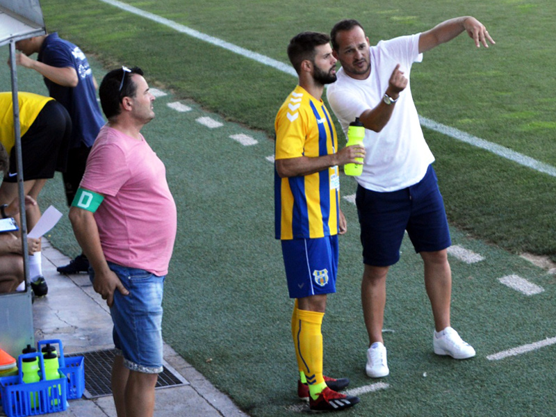 Mármol, donant instruccionts a Cornellà durant un partit de pretemporada. (Foto: S. Cortés).