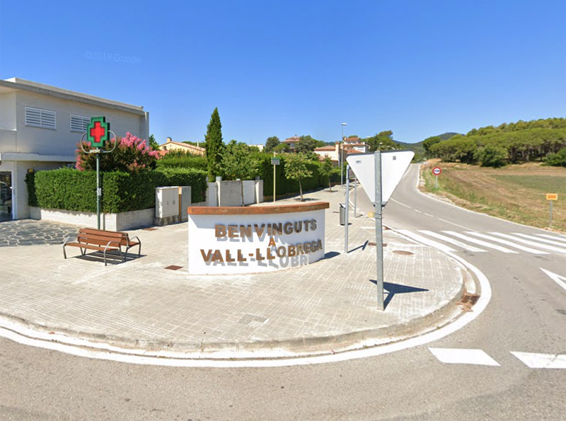 L'entrada de Vall-llobrega des de la carretera C-31.