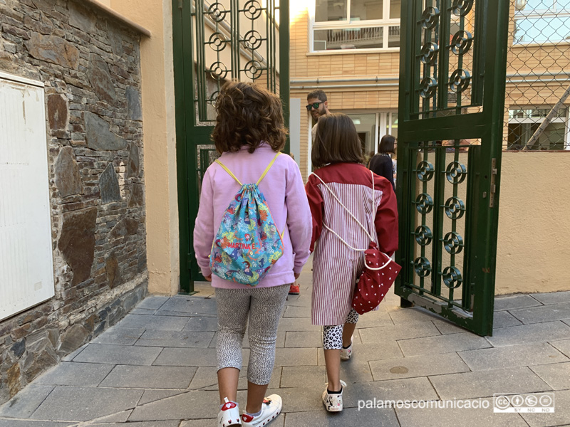 Dues nenes de P5 de l'Escola Vedruna, entrant a classe aquest matí.