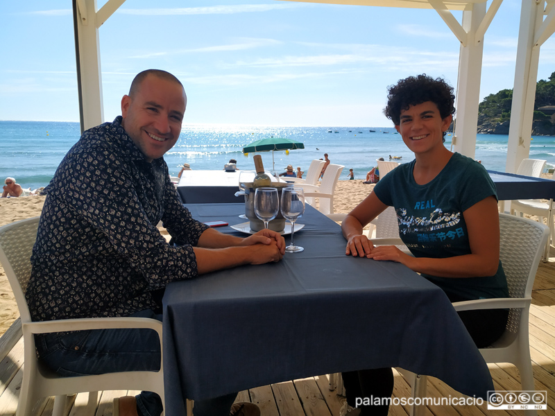 Jaume Montanyà i Clara Antúnez, de La Gastronòmica, al xiringuito Sansi Bar.