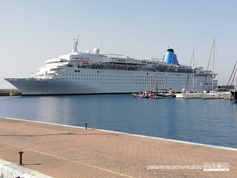 El Marella Dream, al port de Palamós.