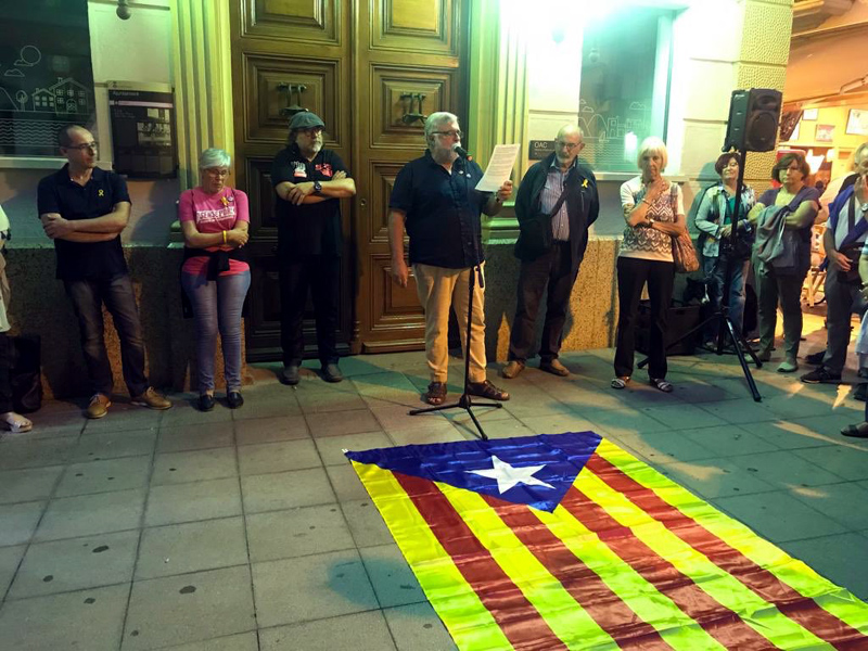 La concentració es va fer ahir al vespre davant l'Ajuntament. (Foto: ANC Palamós, Sant Joan i Vall-llobrega).