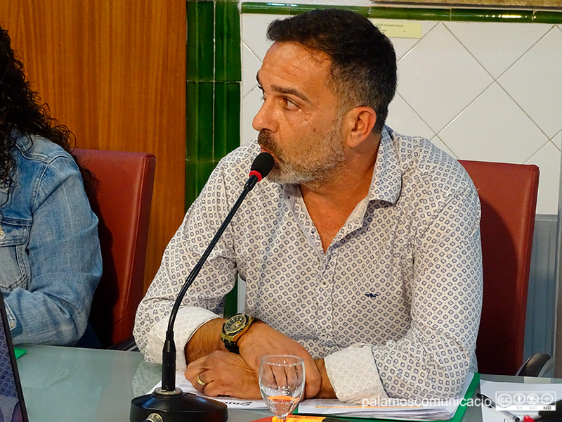 Cristóbal Posadas, regidor de Ciutadans a l'Ajuntament de Palamós, en el decurs del Ple Municipal d'ahir.