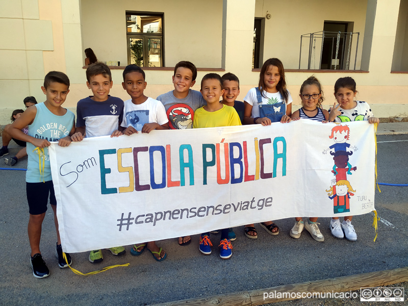 Alumnes de cinquè de l'escola La Vila i organitzadors del cinema a la fresca.