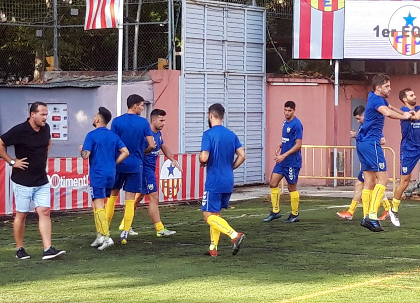 Escalfament del Palamós ahir abans del partit a la Verneda. (Foto: Sergi Cortés).