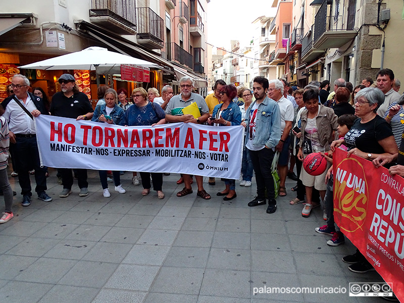 La protesta es va concentrar davant l'Ajuntament.